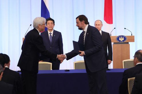 Photograph of the leaders attending the document signing ceremony and exchange of documents ceremony (8)