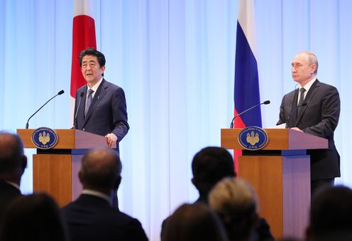 Photograph of the Japan-Russia joint press announcement (1)
