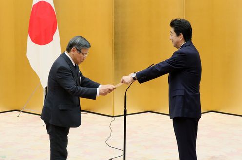 Photograph of the Prime Minister presenting a certificate of selection 