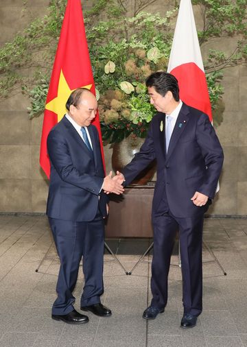 Photograph of the leaders shaking hands (1)