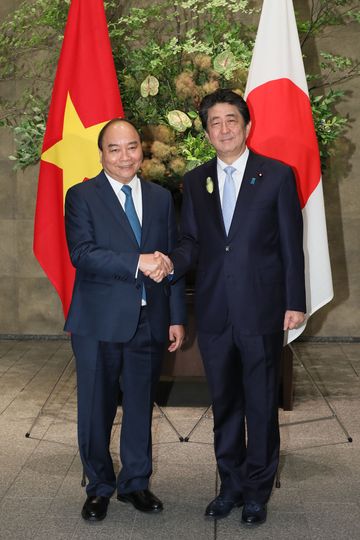 Photograph of the leaders shaking hands (2)