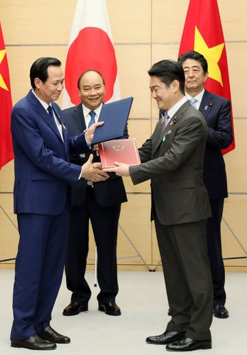 Photograph of the exchange of documents ceremony (1)