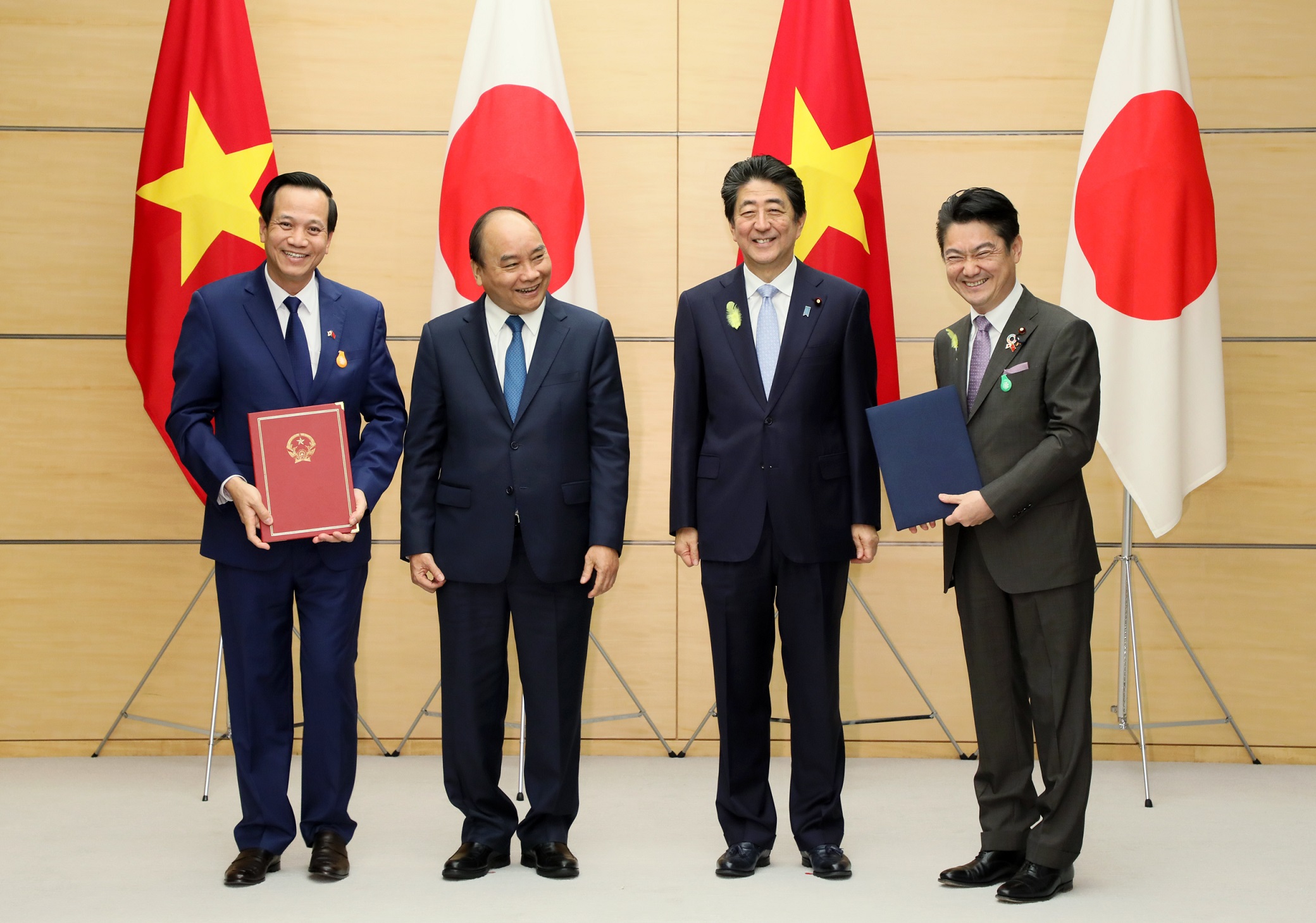 Photograph of the exchange of documents ceremony (2)