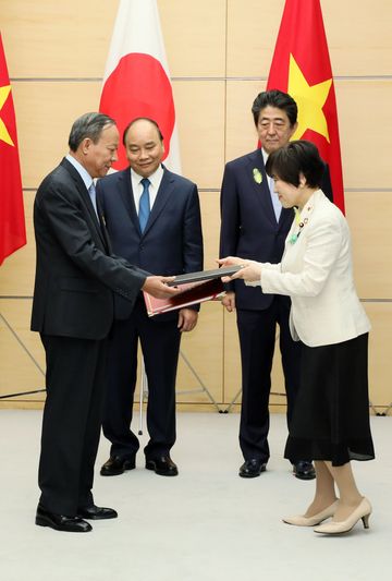 Photograph of the exchange of documents ceremony (3)