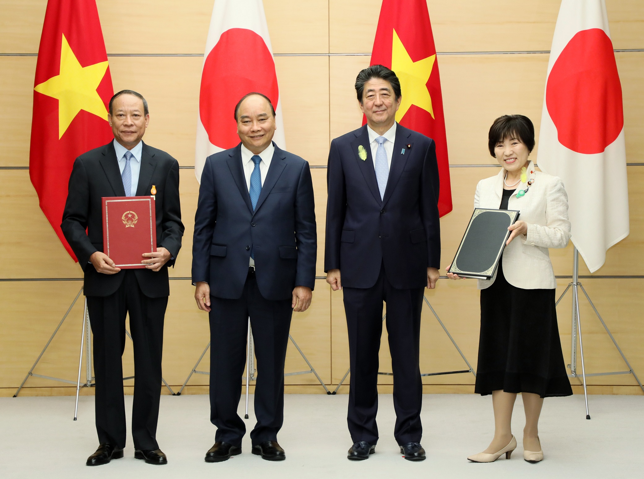 Photograph of the exchange of documents ceremony (4)