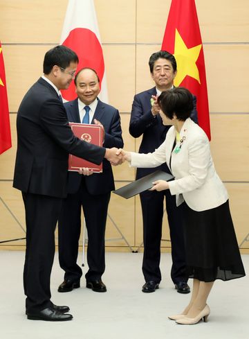 Photograph of the exchange of documents ceremony (5)