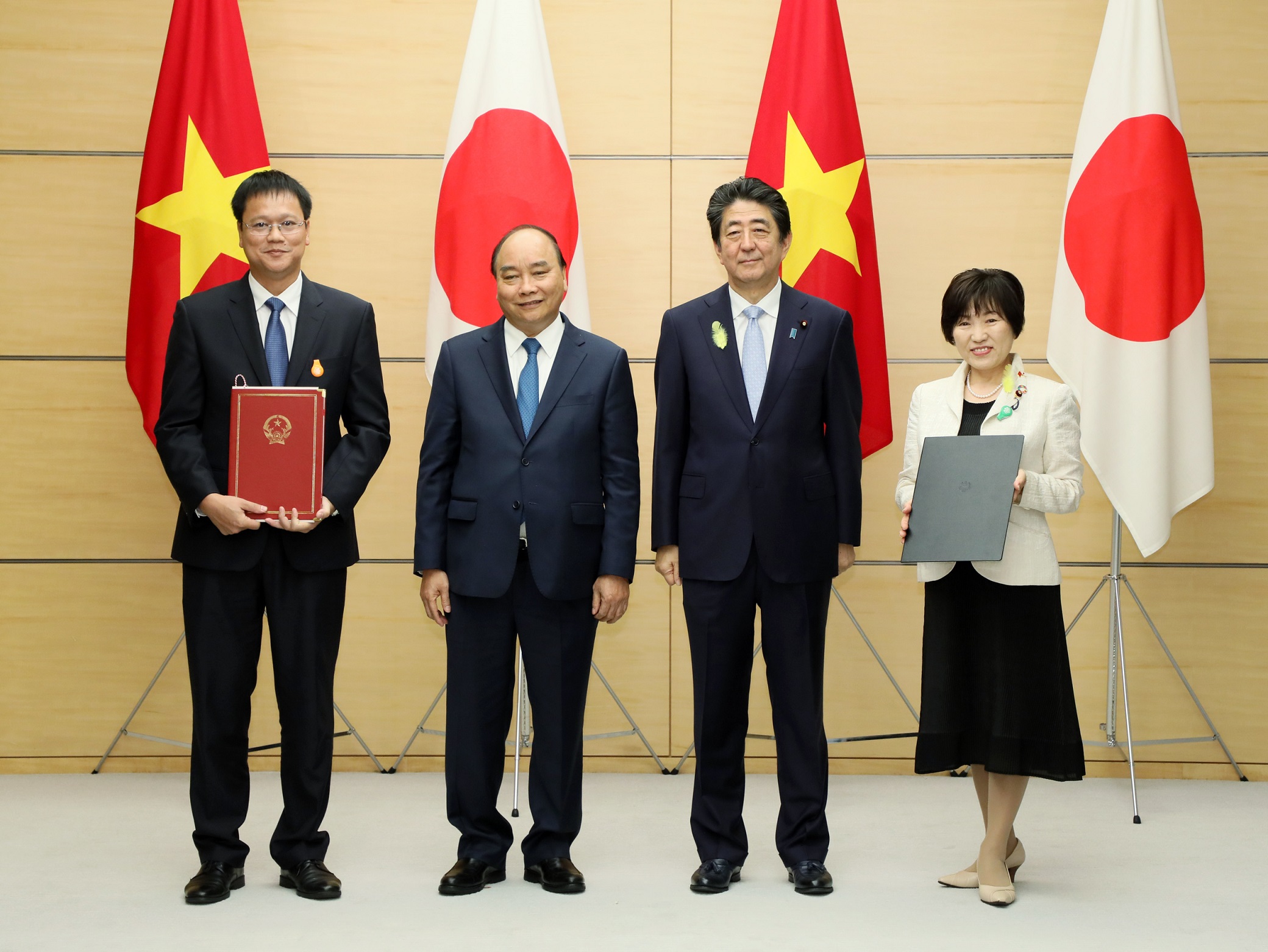Photograph of the exchange of documents ceremony (6)