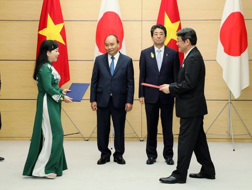 Photograph of the exchange of documents ceremony (7)