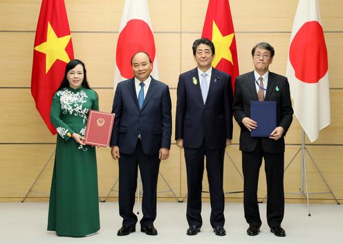 Photograph of the exchange of documents ceremony (8)