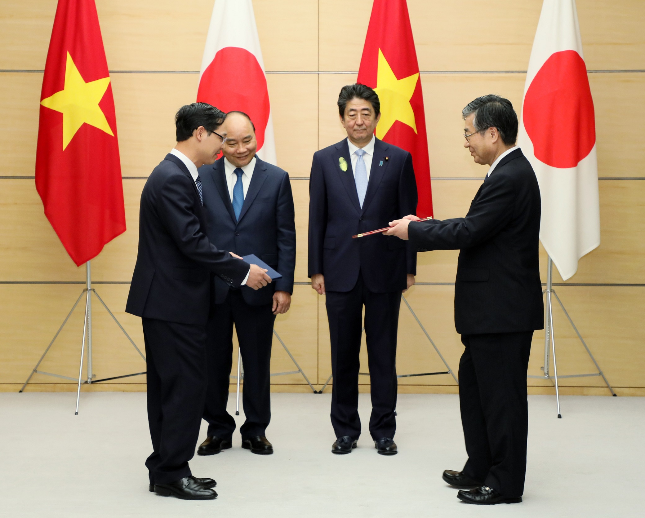 Photograph of the exchange of documents ceremony (9)