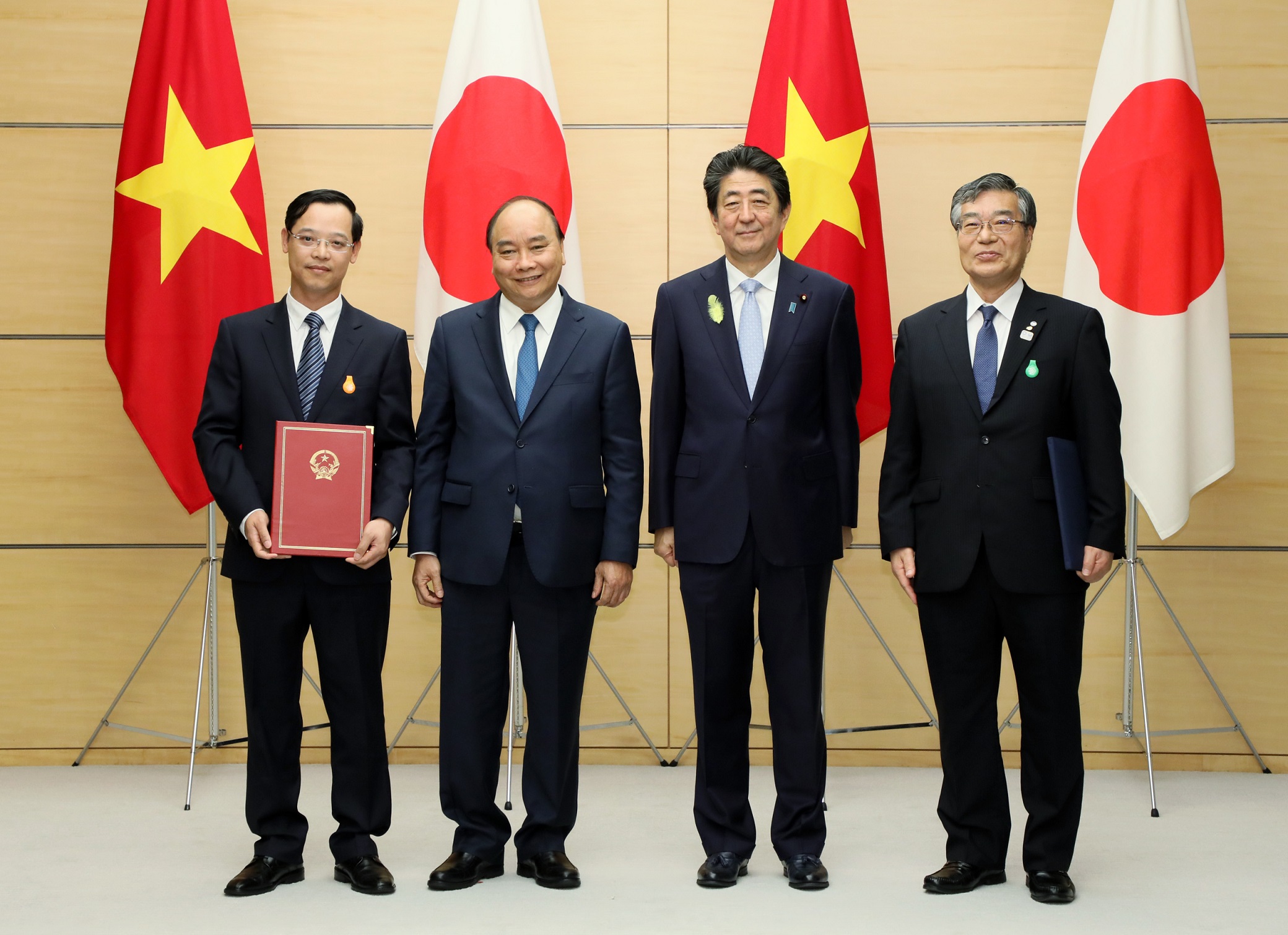 Photograph of the exchange of documents ceremony (10)