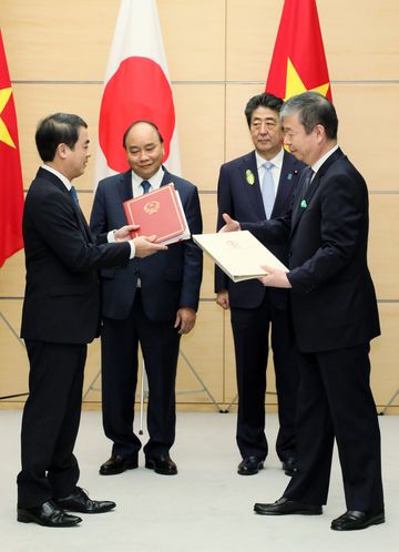 Photograph of the exchange of documents ceremony (11)