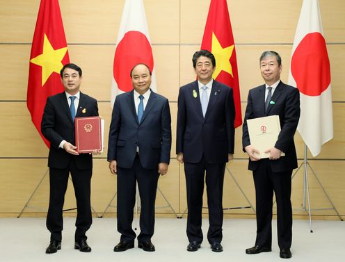 Photograph of the exchange of documents ceremony (12)