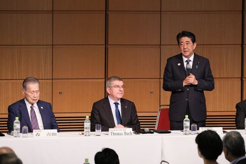 Photograph of the Prime Minister attending the debriefing session on the status report for preparations one year ahead of the Tokyo 2020 Olympic Games (1)