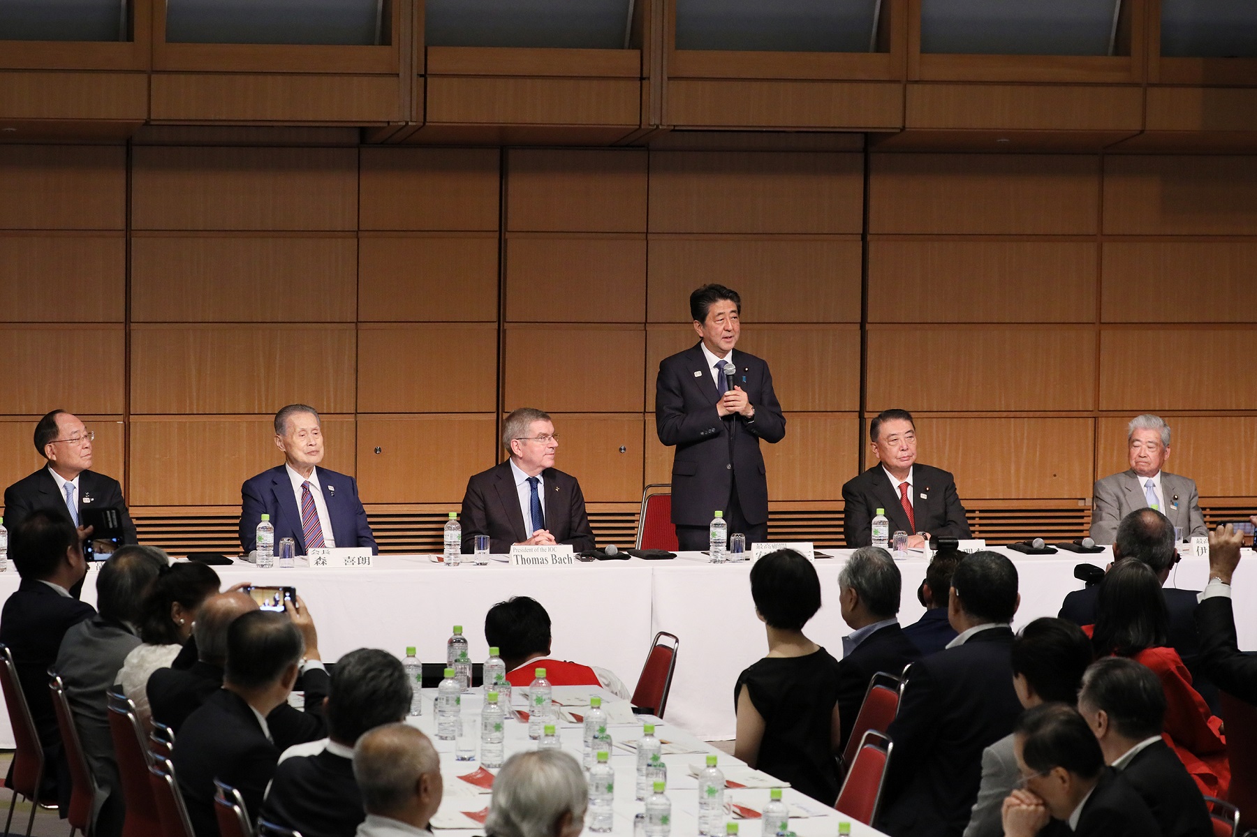 Photograph of the Prime Minister attending the debriefing session on the status report for preparations one year ahead of the Tokyo 2020 Olympic Games (2)