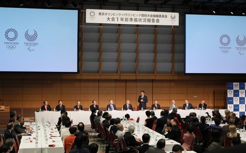 Photograph of the Prime Minister attending the debriefing session on the status report for preparations one year ahead of the Tokyo 2020 Olympic Games (3)