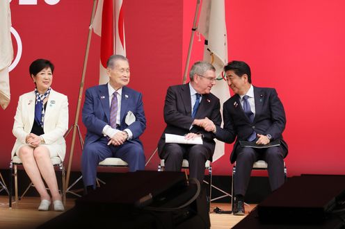 Photograph of the Prime Minister shaking hands with the President of the IOC