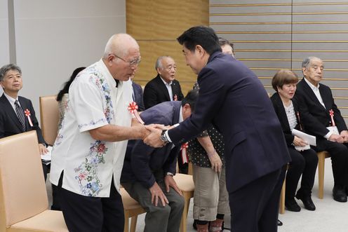 Photograph of the Prime Minister shaking hands (1)