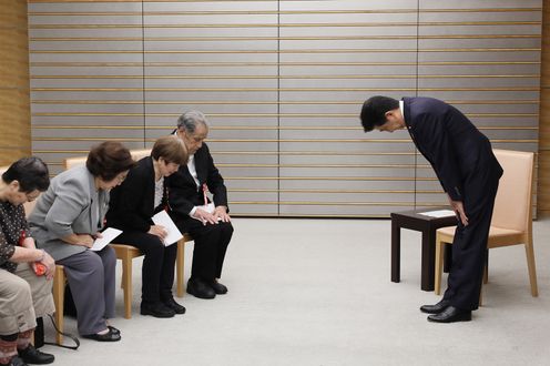 Photograph of the Prime Minister holding the meeting (2)