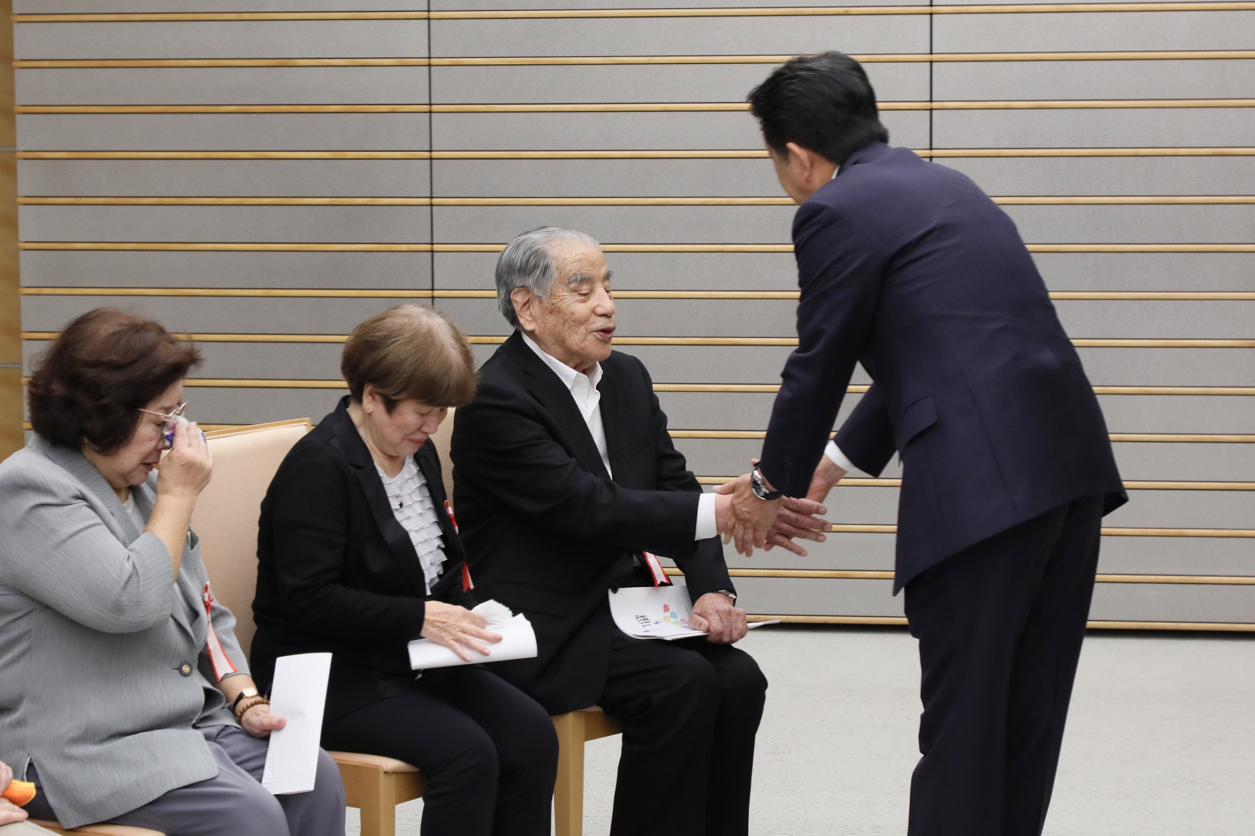 Photograph of the Prime Minister shaking hands (2)