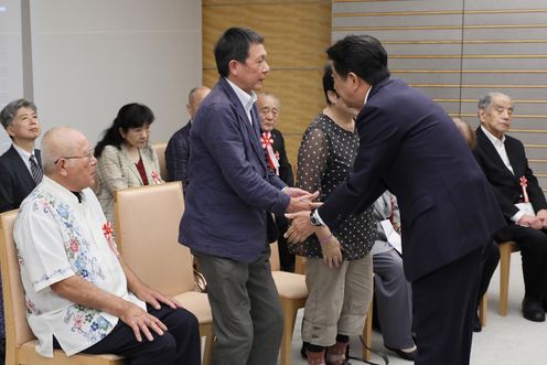 Photograph of the Prime Minister shaking hands (4)