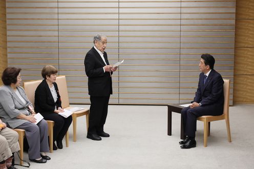 Photograph of the Prime Minister holding the meeting (4)