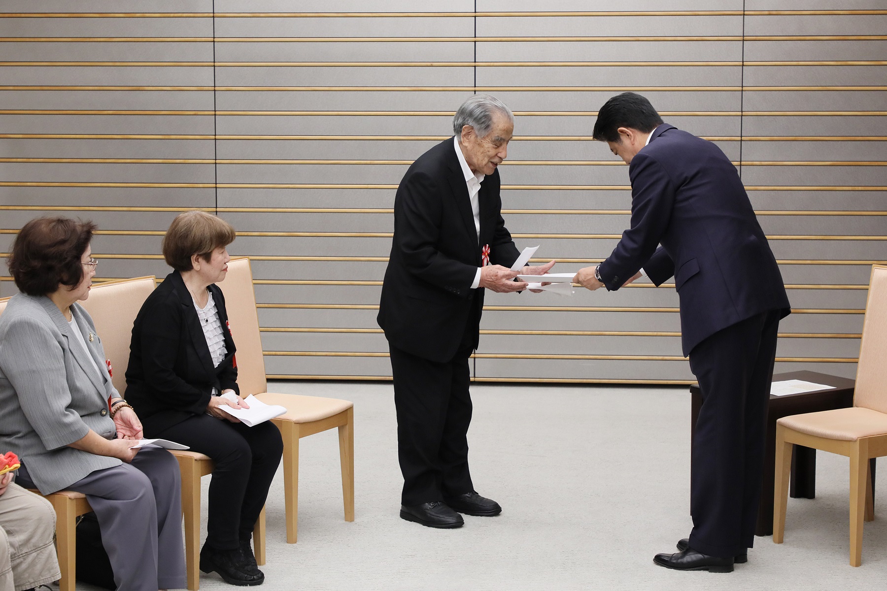 Photograph of the Prime Minister holding the meeting (5)