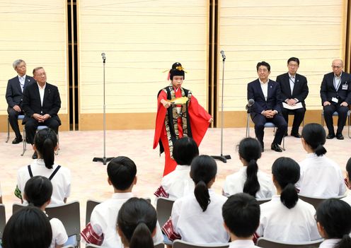 Photograph of the Prime Minister receiving the courtesy call (1)