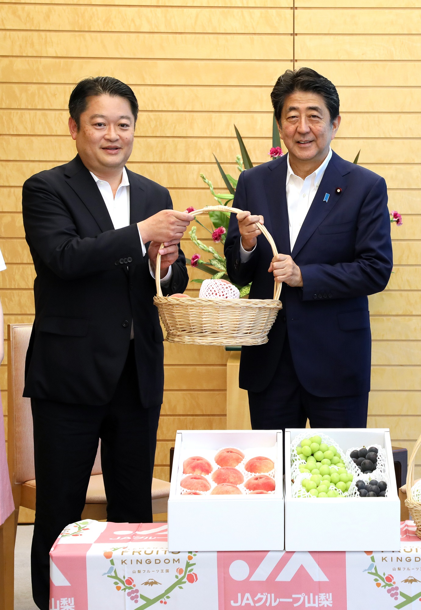 Photograph of the Prime Minister receiving the gifts (2)