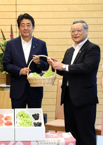 Photograph of the Prime Minister receiving the gifts (3)