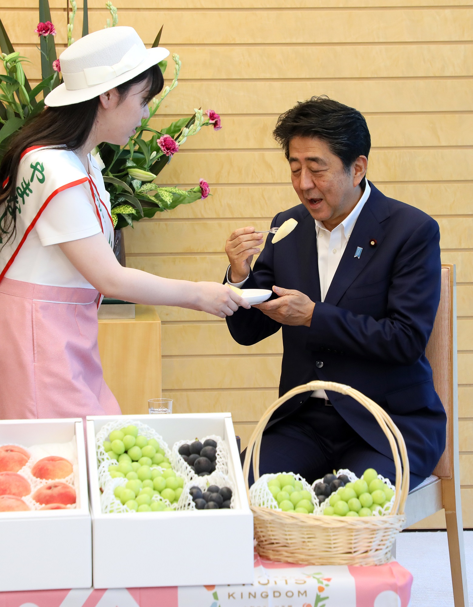 Photograph of the Prime Minister receiving the gifts (4)
