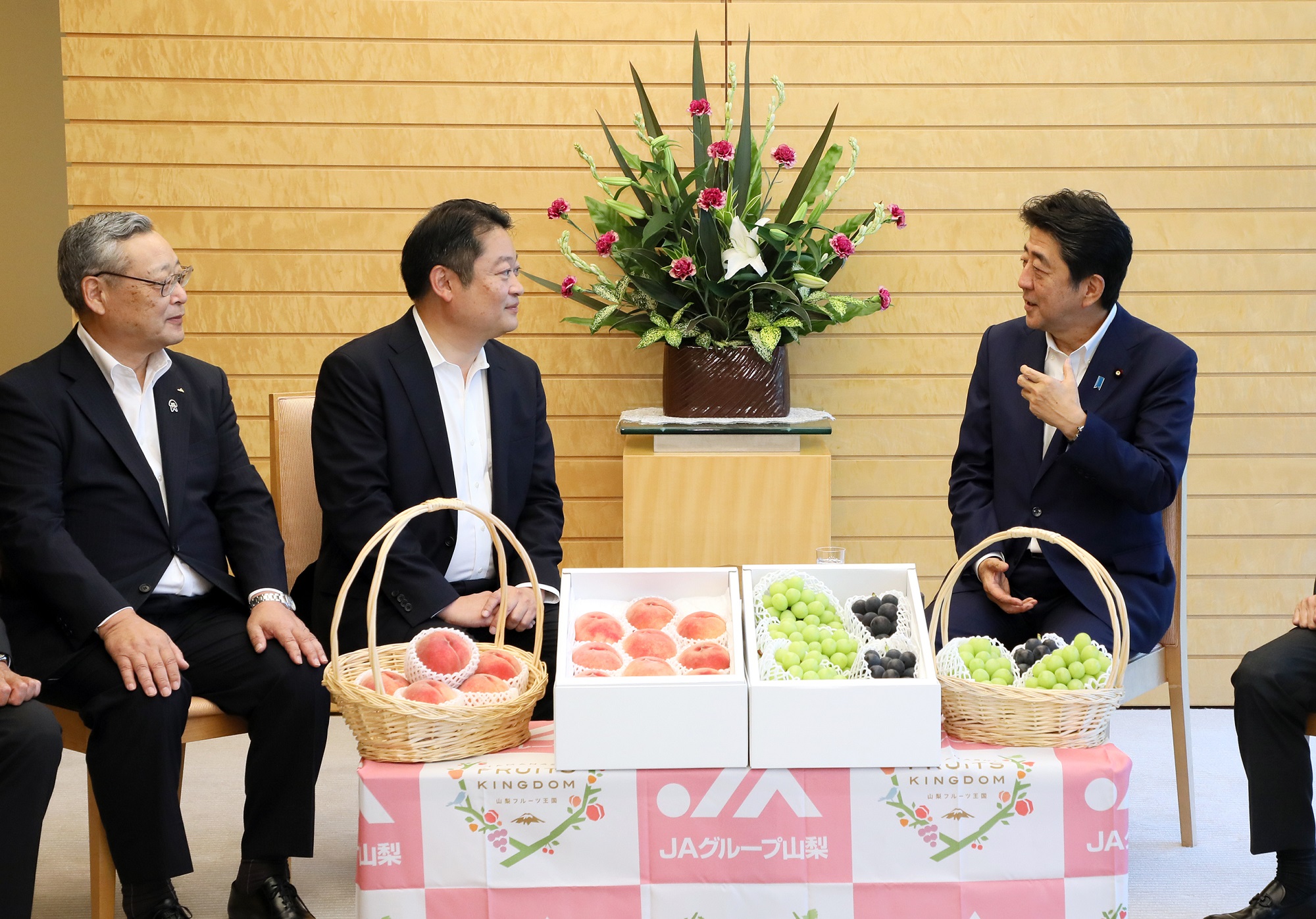 Photograph of the Prime Minister receiving the gifts (5)