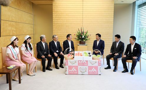 Photograph of the Prime Minister receiving the gifts (6)