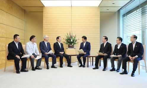 Photograph of the Prime Minister receiving the proposal (4)