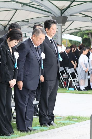 Photograph of the Prime Minister offering a silent prayer (1)