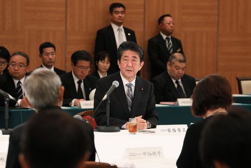 Photograph of the Prime Minister listening to requests from representatives of atomic bomb survivors (1)