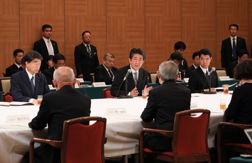 Photograph of the Prime Minister listening to requests from representatives of atomic bomb survivors (2)