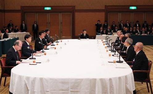 Photograph of the Prime Minister listening to requests from representatives of atomic bomb survivors (3)