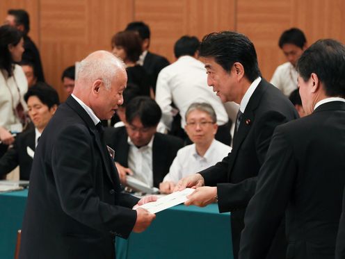 Photograph of the Prime Minister listening to requests from representatives of atomic bomb survivors (4)