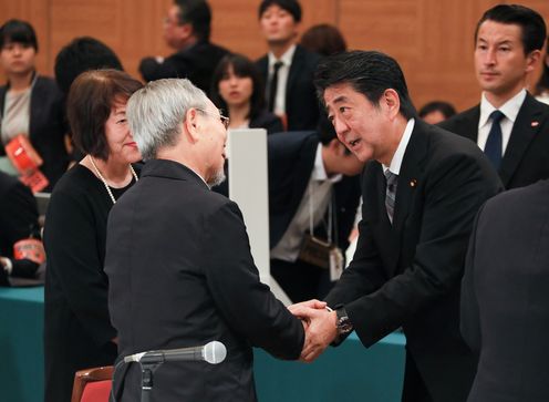 Photograph of the Prime Minister listening to requests from representatives of atomic bomb survivors (5)