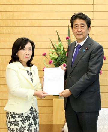 Photograph of the Prime Minister receiving the NPA Recommendation and other documents (1)