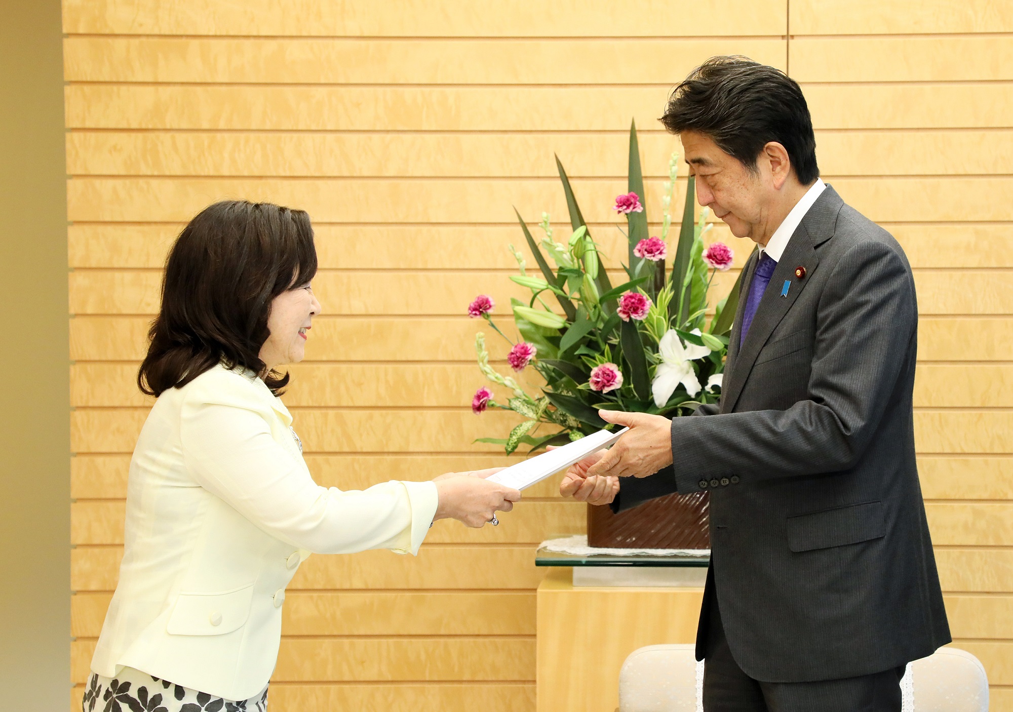 Photograph of the Prime Minister receiving the NPA Recommendation and other documents (2)