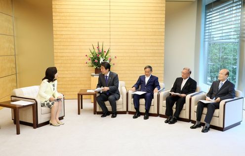 Photograph of the Prime Minister receiving the NPA Recommendation and other documents (3)