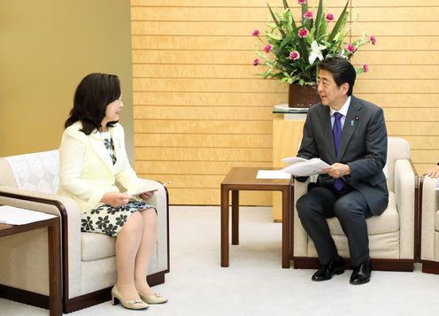 Photograph of the Prime Minister receiving the NPA Recommendation and other documents (4)