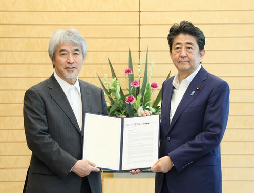 Photograph of the Prime Minister receiving the Joint Statement (1)