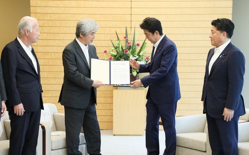 Photograph of the Prime Minister receiving the Joint Statement (2)