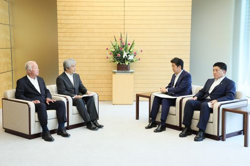 Photograph of the Prime Minister receiving the Joint Statement (4)