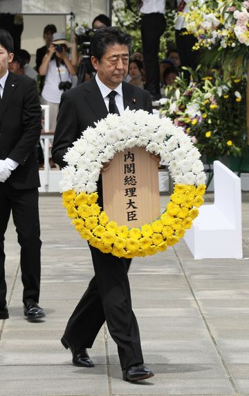 Photograph of the Prime Minister offering a wreath