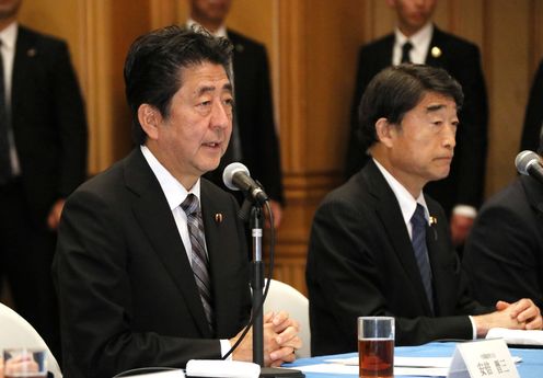 Photograph of the Prime Minister listening to requests from representatives of atomic bomb survivors (1)