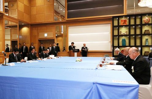 Photograph of the Prime Minister listening to requests from representatives of atomic bomb survivors (2)